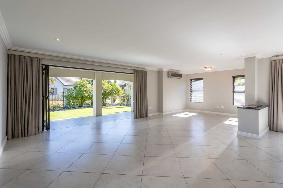 Elegant Three-Bedroom Home in a Cul-de-Sac Opposite a Park on Val de Vie Estate - Photo 4