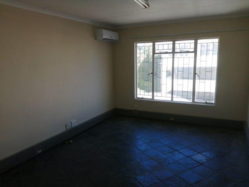 OFFICE BUILDING - EXCELLENT LOCATION - FOR SALE - Photo 8