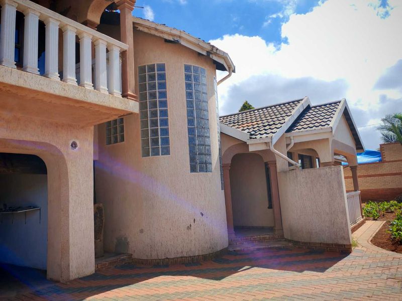 "Main Road Gem: Ideal for Home or Business Transformation!" - Photo 2