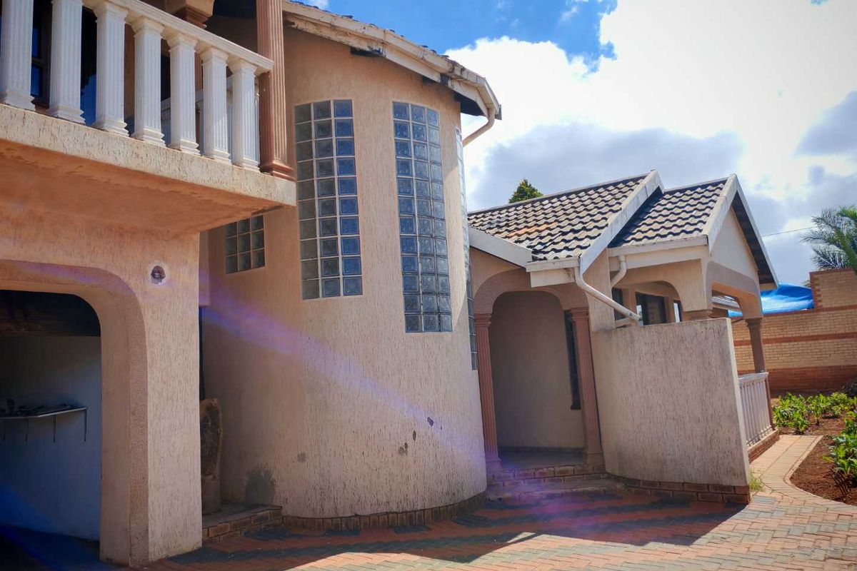 "Main Road Gem: Ideal for Home or Business Transformation!" - Photo 2