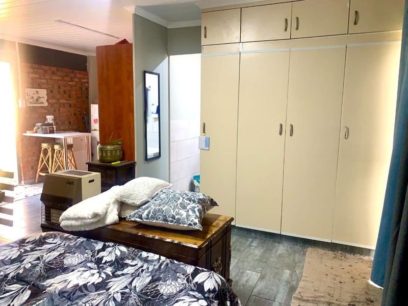 Spacious Smallholding with Family Home & newly Build Bachelor Flatlet – Southern Suburbs, Bloemfontein - Photo 10