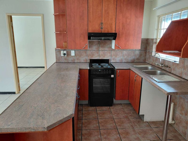 Newly renovated 1st floor unit - Photo 5