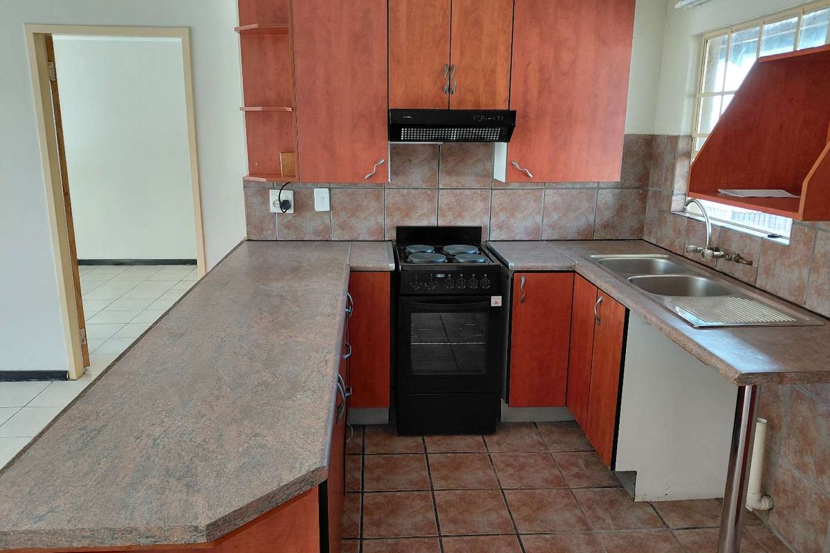 Newly renovated 1st floor unit - Photo 5