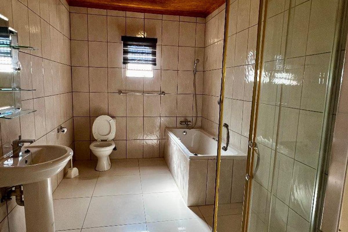 Move in ready house with quality finishes - Photo 5