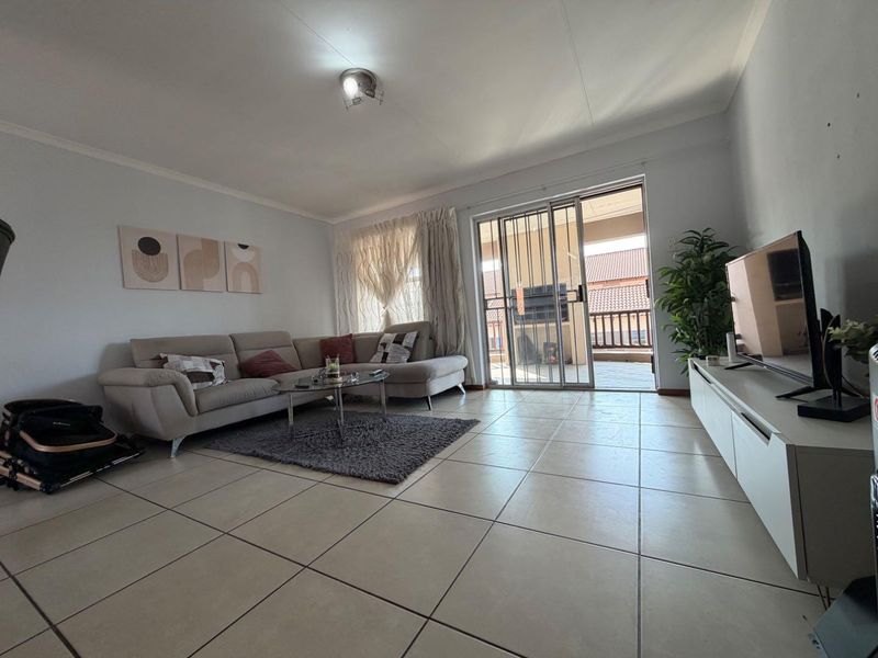 Modern 2-Bedroom First-Floor Apartment To Let in Malachite Mews - Photo 9