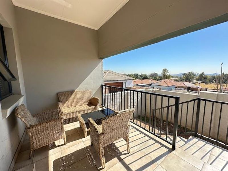 Modern 3-Bedroom Home for Sale in Heatherview, Akasia - Photo 2