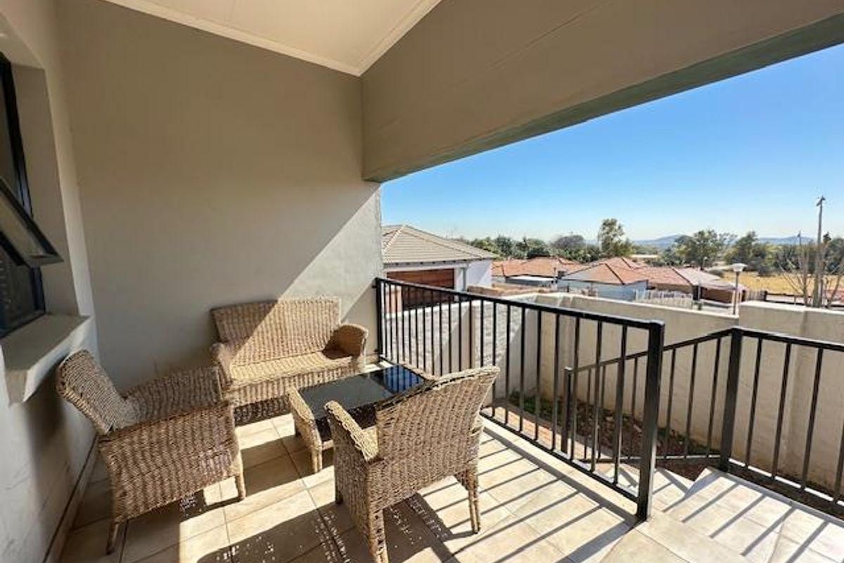 Modern 3-Bedroom Home for Sale in Heatherview, Akasia - Photo 2