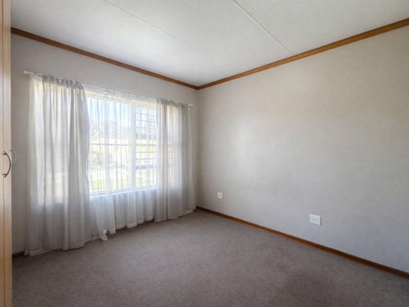 Townhouse with loft in  Langenhoven Park - Photo 10