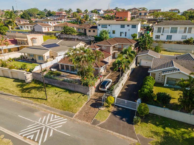 Spacious, Sea Views and Income Generating Family Home - Photo 1