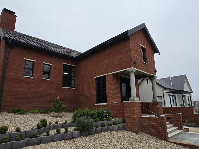 Charming 3-Bedroom Home in Secure Golf Estate with Breathtaking Views - Photo 3