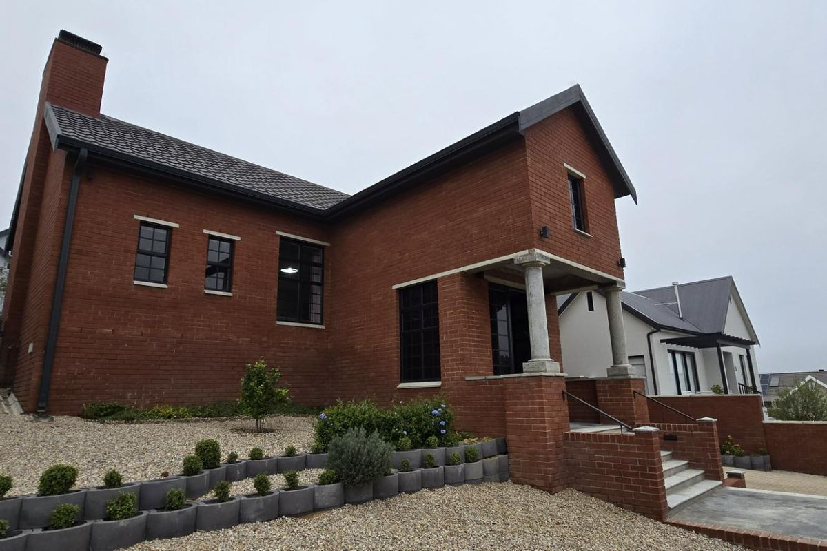 Charming 3-Bedroom Home in Secure Golf Estate with Breathtaking Views - Photo 3