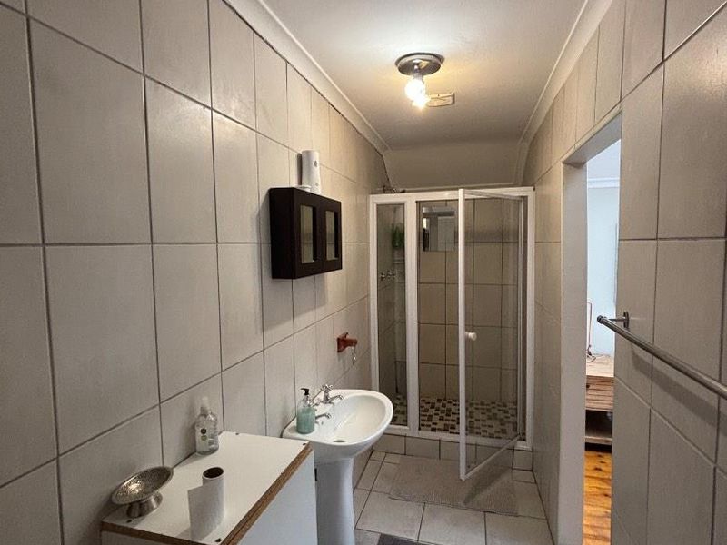 Modern 3-bedroom apartment offering strong rental returns in one of - Photo 9