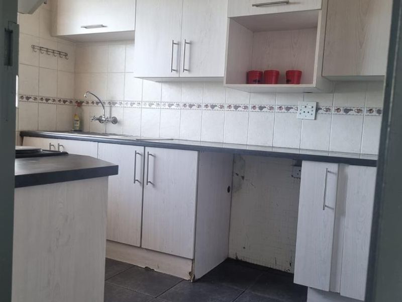 Central Benoni Gem: 2 Bedroom Apartment for Sale - Photo 3