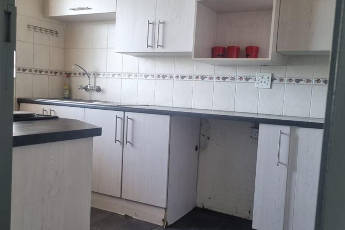 Central Benoni Gem: 2 Bedroom Apartment for Sale - Photo 3