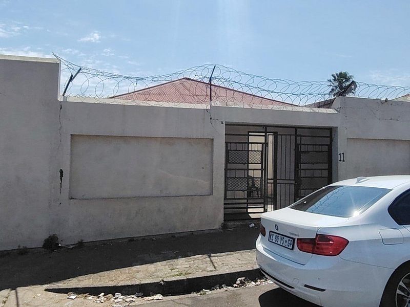 STUDENT ACCOMODATION 11 ROOMS  - RUNNING CONCERN - VERY CLOSE PROXIMITY TO UJ - OPEN TO REASONABLE OFFERS - Photo 3