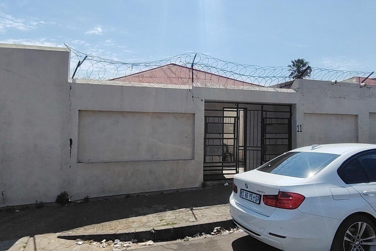 STUDENT ACCOMODATION 11 ROOMS  - RUNNING CONCERN - VERY CLOSE PROXIMITY TO UJ - OPEN TO REASONABLE OFFERS - Photo 3