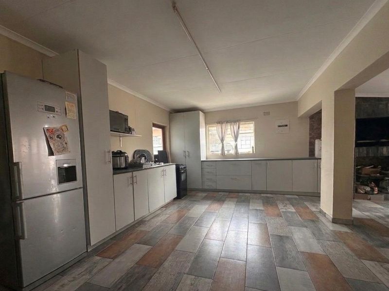 3 bedroom, 2 bathroom house with 2 Flatlets - Photo 6