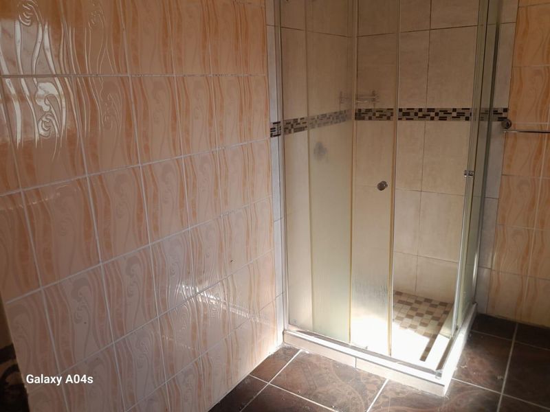 3Bedroom and 2 Bathrooms secure Family home - Photo 10