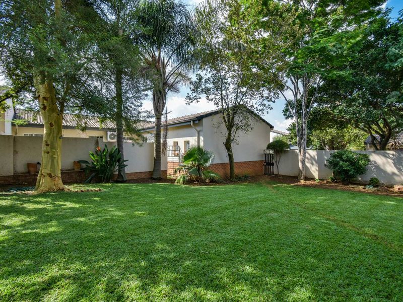 Three bedroom simplex in security complex - Moreleta Park - Photo 2