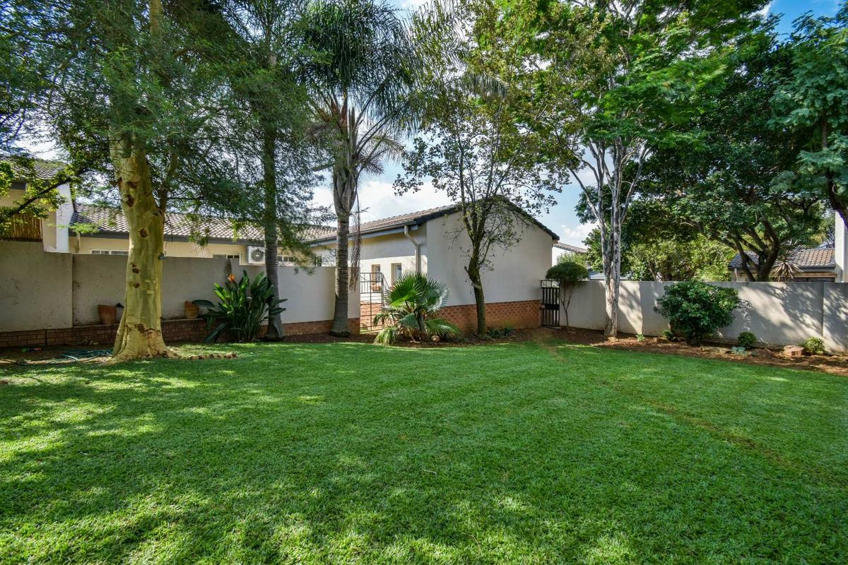 Three bedroom simplex in security complex - Moreleta Park - Photo 2