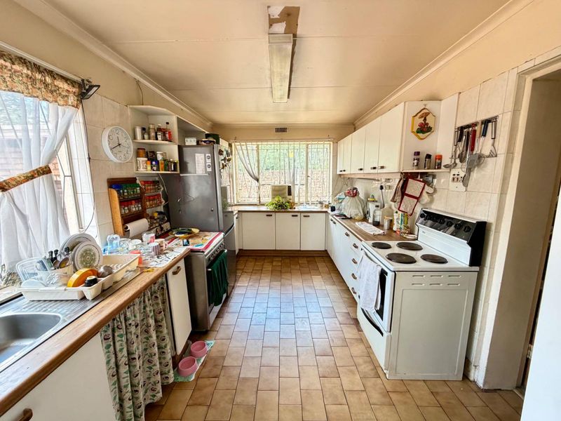 Charming Home with Endless Potential - Act Fast! - Photo 10