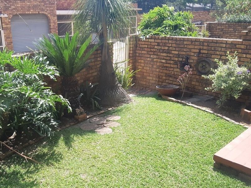 Investment Opportunity - Secure townhouse in lovely Clubville - Photo 1