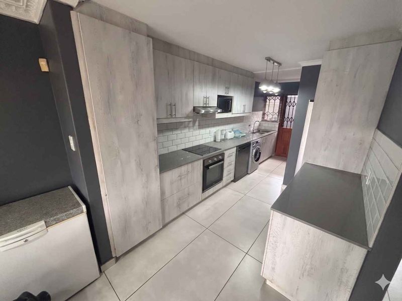 Modern 3-Bedroom Townhouse for Sale | Secure Complex Living | Lock-Up-and-Go Convenience - Photo 4