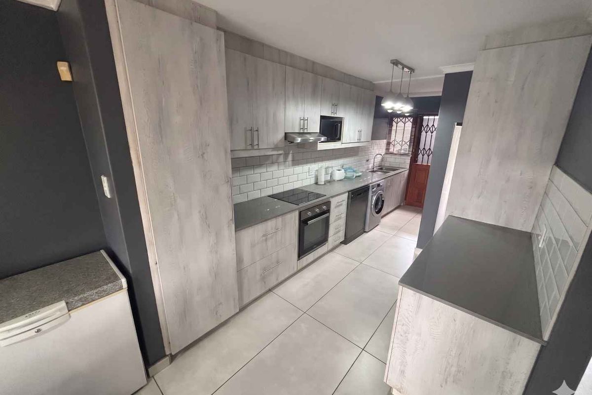 Modern 3-Bedroom Townhouse for Sale | Secure Complex Living | Lock-Up-and-Go Convenience - Photo 4