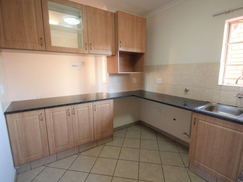 Load-Shedding Free Area - Ground Floor Unit! - Photo 10