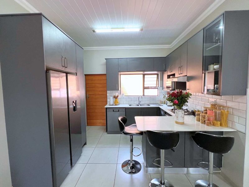 Two bedroom home in secure Estate - Photo 7