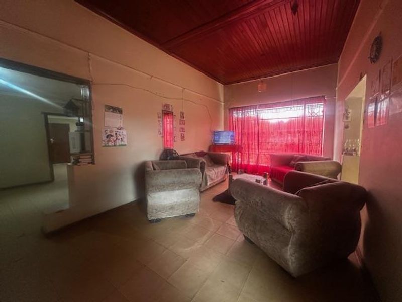 3-Bedroom Family Home with Bachelor’s Flat in Trompsburg - Photo 3