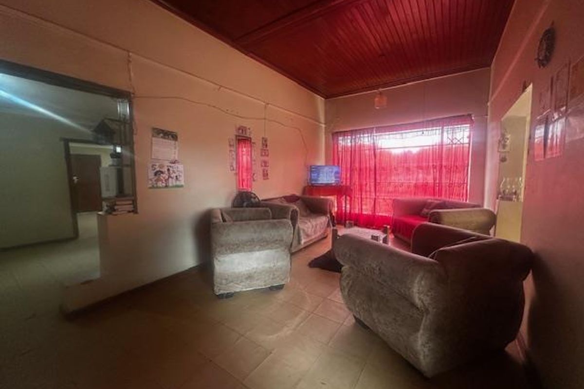 3-Bedroom Family Home with Bachelor’s Flat in Trompsburg - Photo 3