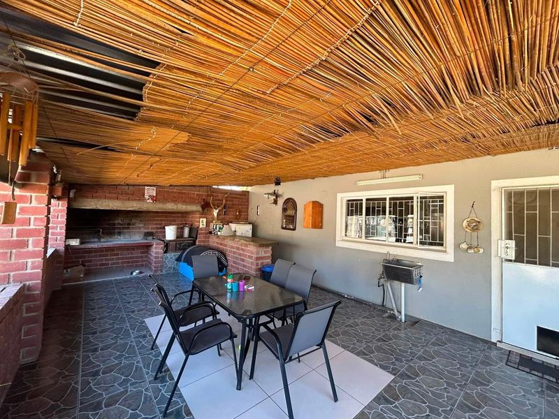 Spacious family home in Otjiwarongo on a 1,500 m2 erf, featuring exceptional entertainment areas and a separate 2-bedroom flat perfect for guests, extended fami - Photo 9