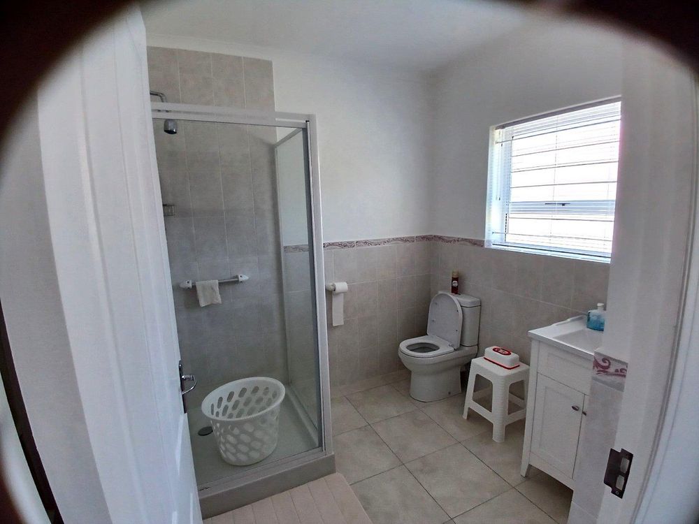 Main bedroom's en suite Bathroom (with shower).