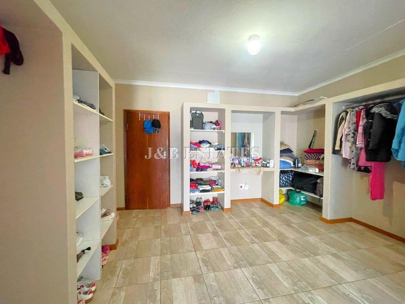 Modern 3-Bedroom House - Photo 6