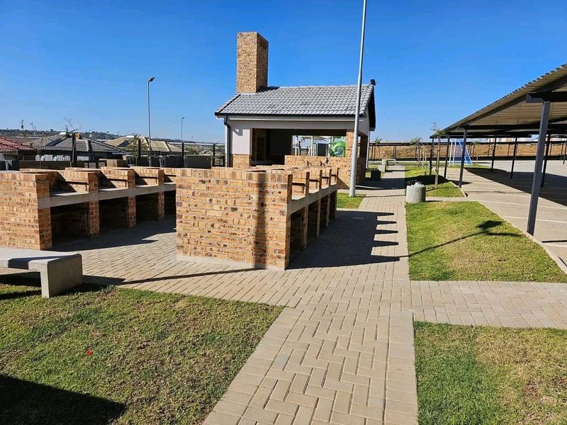 Ground floor Apartment R 575 000 -Eagles@Riverside - Photo 3