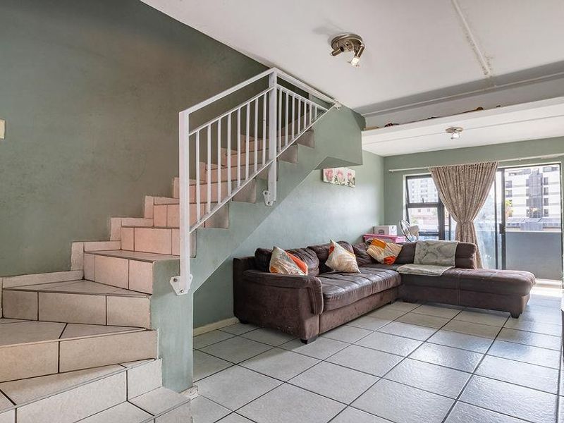 Neat Duplex Apartment with Balcony - Photo 5