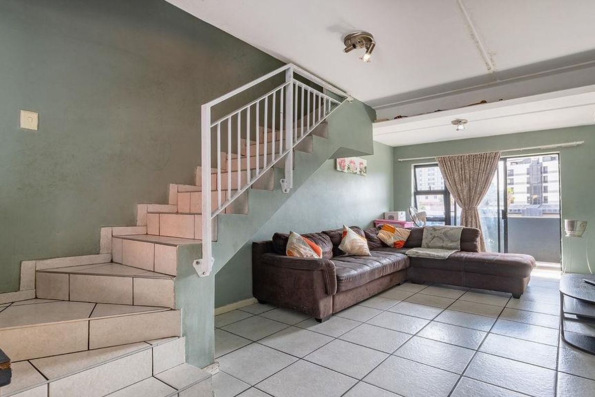 Neat Duplex Apartment with Balcony - Photo 5