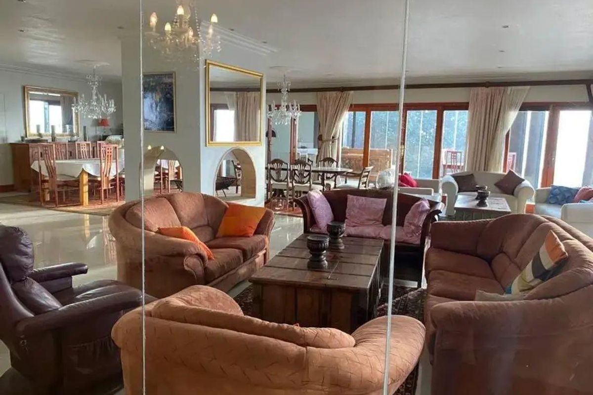 Luxurious 9-Bedroom Oceanfront Guesthouse in Vogelstrand - Photo 2