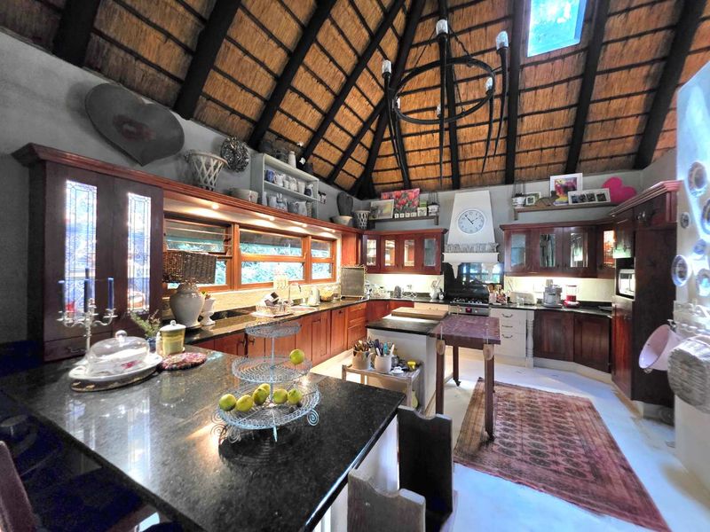 African-Lodge Lifestyle in Kloof Golf Course SRA – Unique, Luxurious and Exceptionally Well-Located - Photo 4