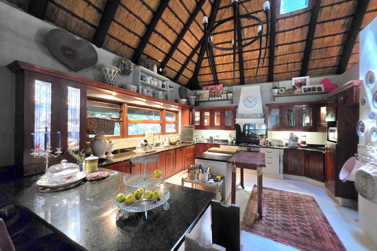 African-Lodge Lifestyle in Kloof Golf Course SRA – Unique, Luxurious and Exceptionally Well-Located - Photo 4