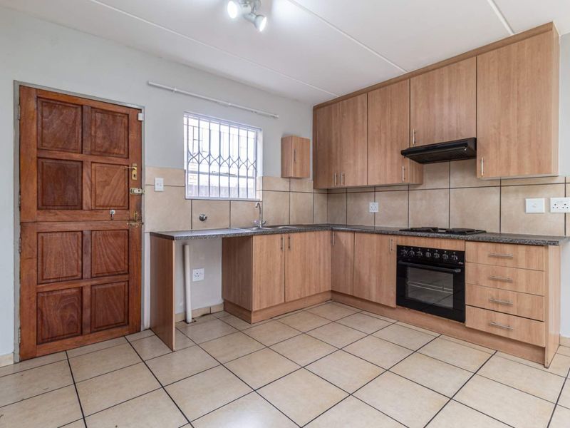 3 Bed 2.5 Bath Duplex To Let in Wilgeheuwel - Photo 9