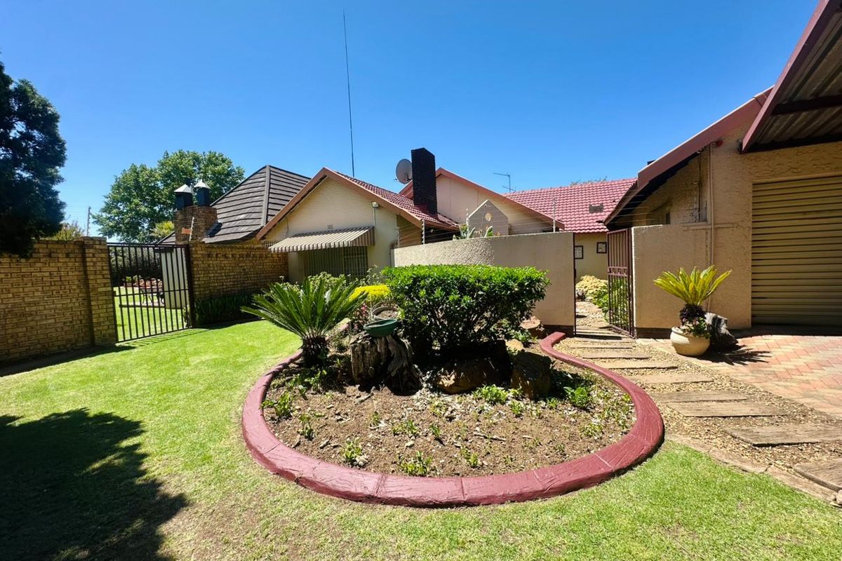 IMMACULATE FAMILY HOME ON 2039sqm STAND. - Photo 4