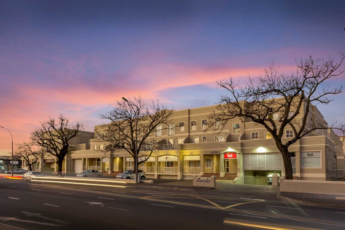 Lovely North facing Bachelor Apartment open plan living area with kitchenette - Photo 5