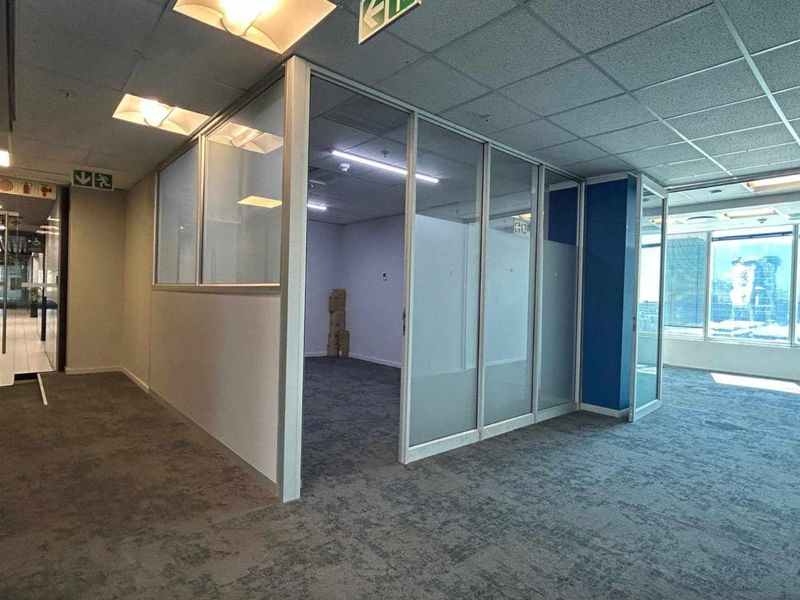 AAA-Grade 715m2 office to let on 10th floor of Convention Towers - Photo 7