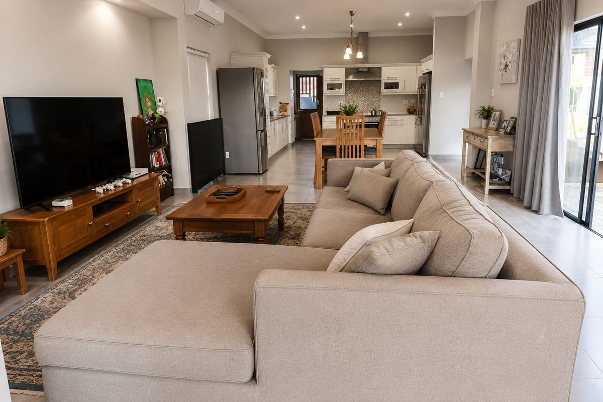 Modern 3 bedroom,2 bathroom House to Let - Photo 3