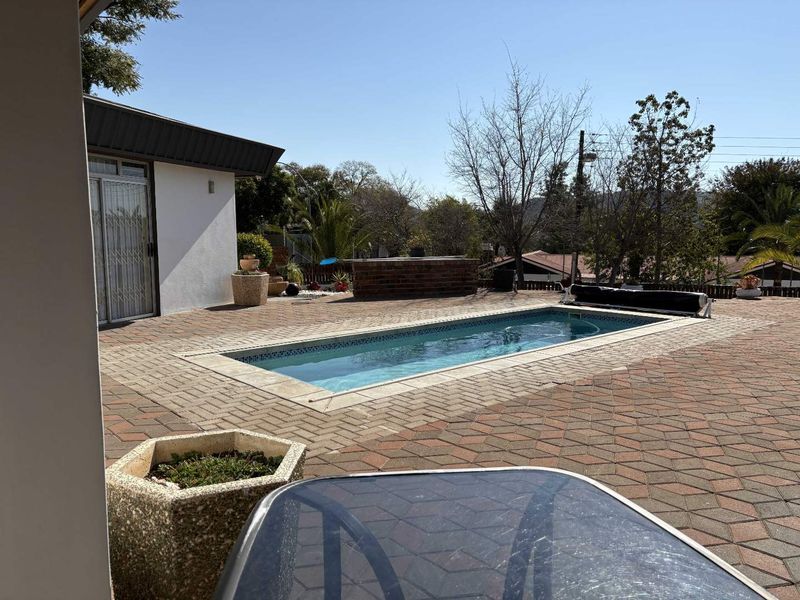 Luxury 6 Bedroom Family Home with Flatlet for Sale in Klein Windhoek - Photo 3