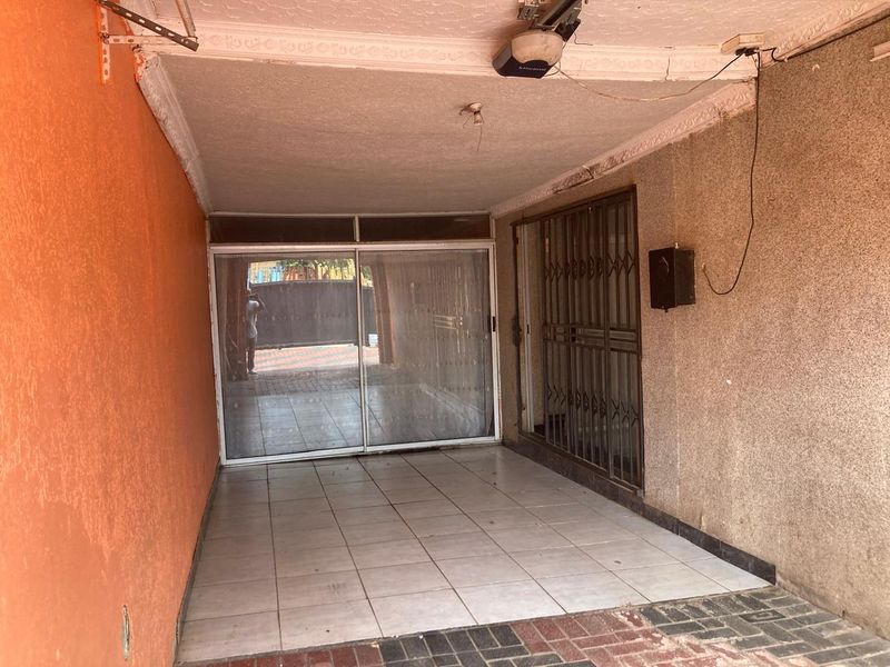 House for sale in Protea Glen ext11 - Photo 2