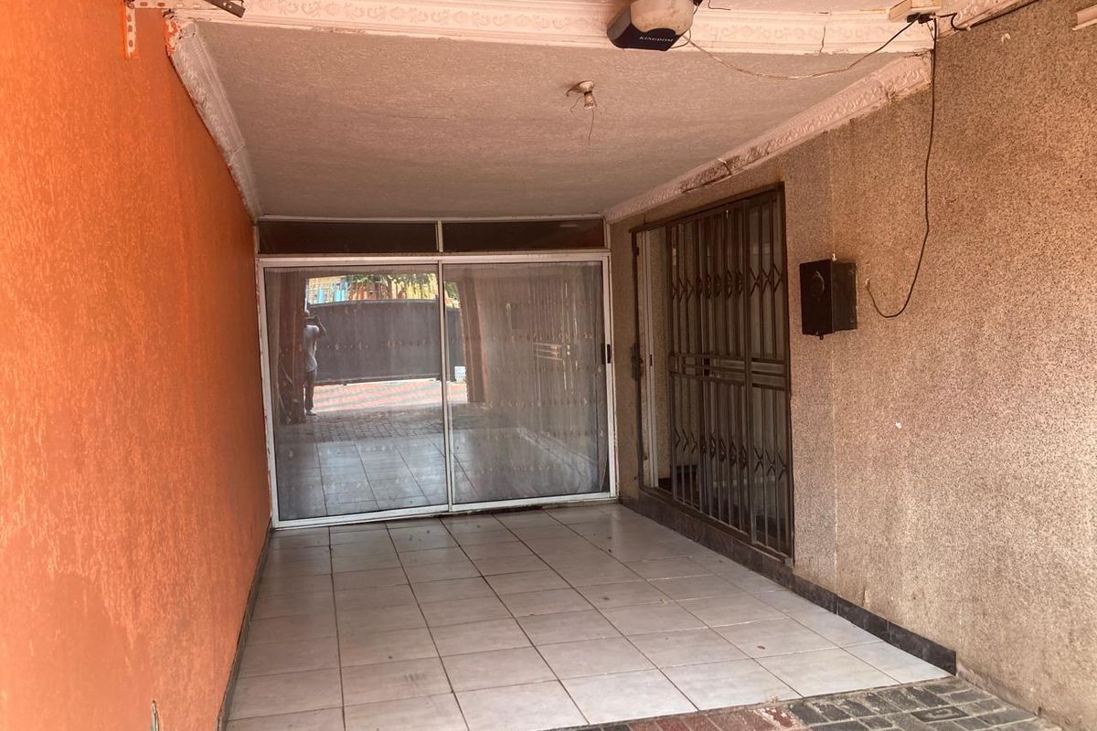 House for sale in Protea Glen ext11 - Photo 2