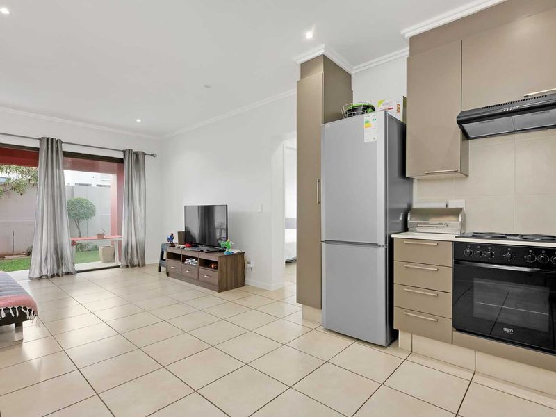 GROUND FLOOR, BEAUTIFUL GARDEN! - Photo 2